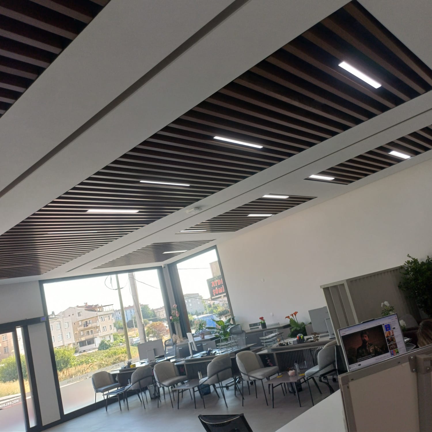 Ofis tavanında ahşap latalı LED aydınlatma uygulaması