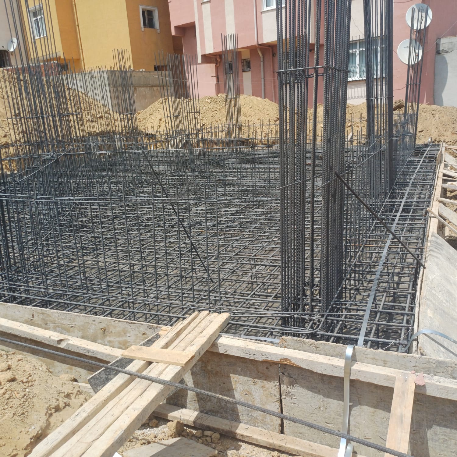 İnşaat temel aşamasında donatı ve altyapı hattı döşemesi
