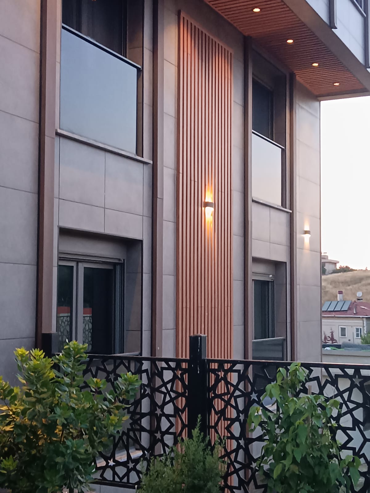 Villa cephesinde aplik aydınlatma detayı