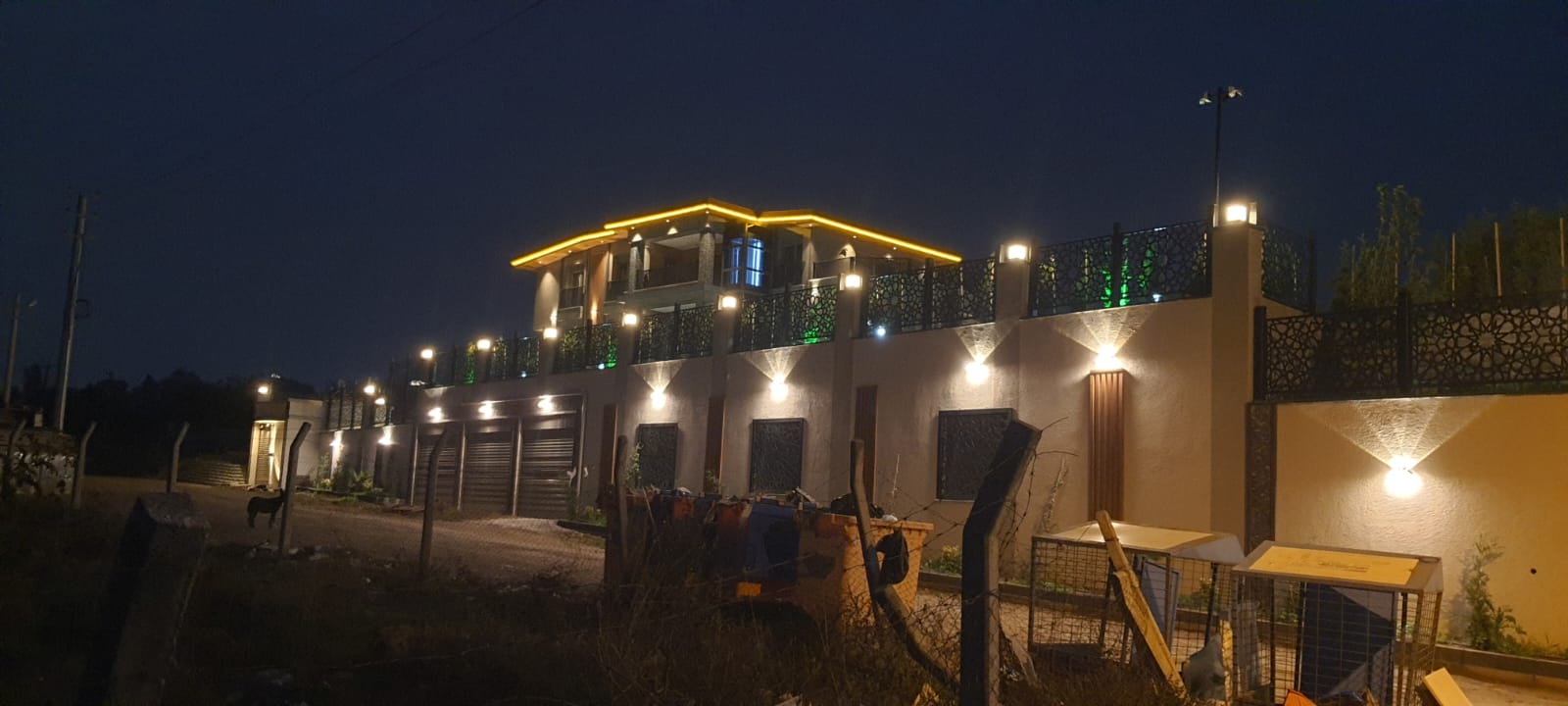 Villa dış cephesinde gece aydınlatma uygulaması